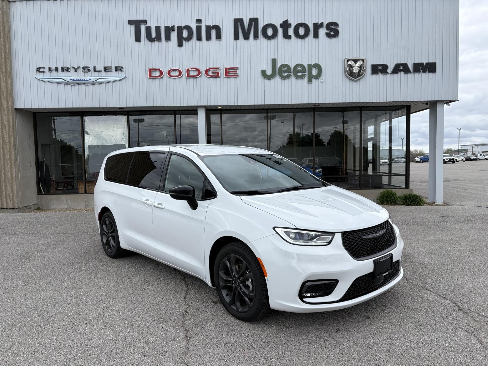 2026 Chrysler Pacifica Select's photo